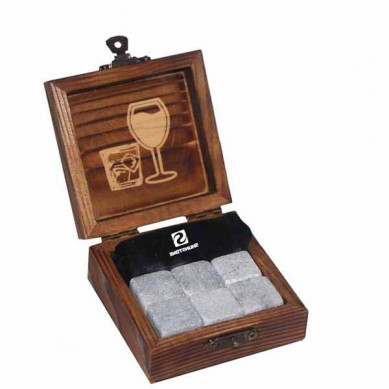 एक छोटे लकड़ी के उपहार बॉक्स में काले ग्रेनाइट व्हिस्की स्टोन क्यूब के 6 पीसी