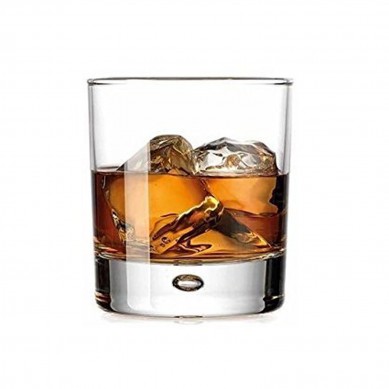 Verre à whisky double à l'ancienne avec des pierres froides, des roches à base lourde, des verres de bar