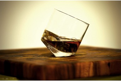 Fremstilling af rullende whisky Scotch klart glas