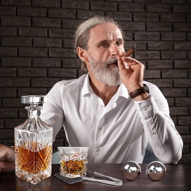Whisky Decanter -viskilasit lahjarasiassa, joissa on 2 uudelleenkäytettävää ruostumattomasta teräksestä valmistettua viskikiveä