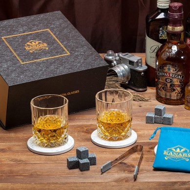 Whisky Stone lahjasetti miehille Bourbon lasit ja kivisetti lahjarasialla