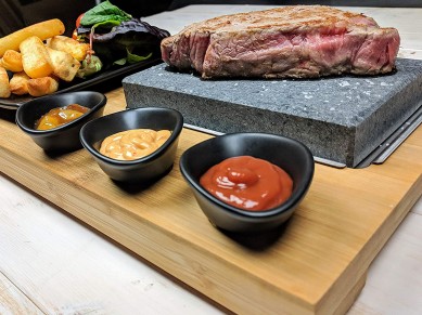 Amazon hot selling Matt black steak stone Set gift set Sizzling Lava cooking stone set