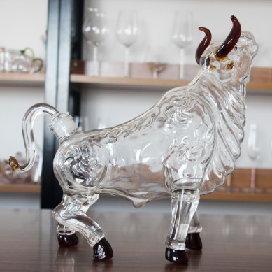 Fashion designed empty bull animal shaped glass spirit bottle