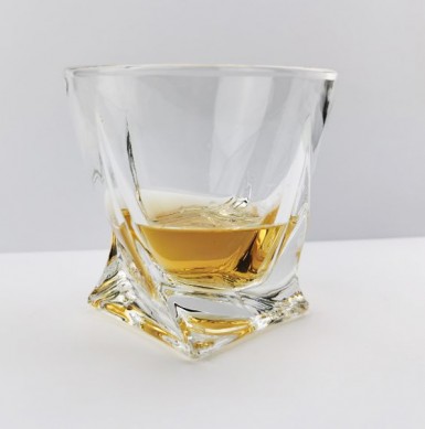 Loodvrij glas 10 oz Twist Whisky Glass en whiskysteen leisteen onderzetter in grijze houten kist