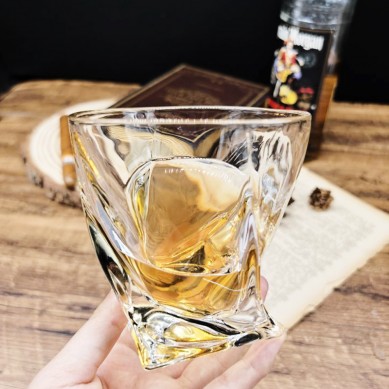 Loodvrij glas 10 oz Twist Whisky Glass en whiskysteen leisteen onderzetter in grijze houten kist