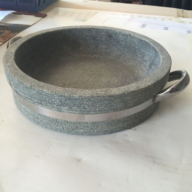 Production and processing of stone hot pot roast meat slate stone bowl