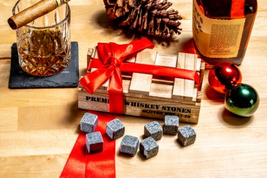 WOOD BOX WHISKEY STONES 8pcs of granite whiskey stones